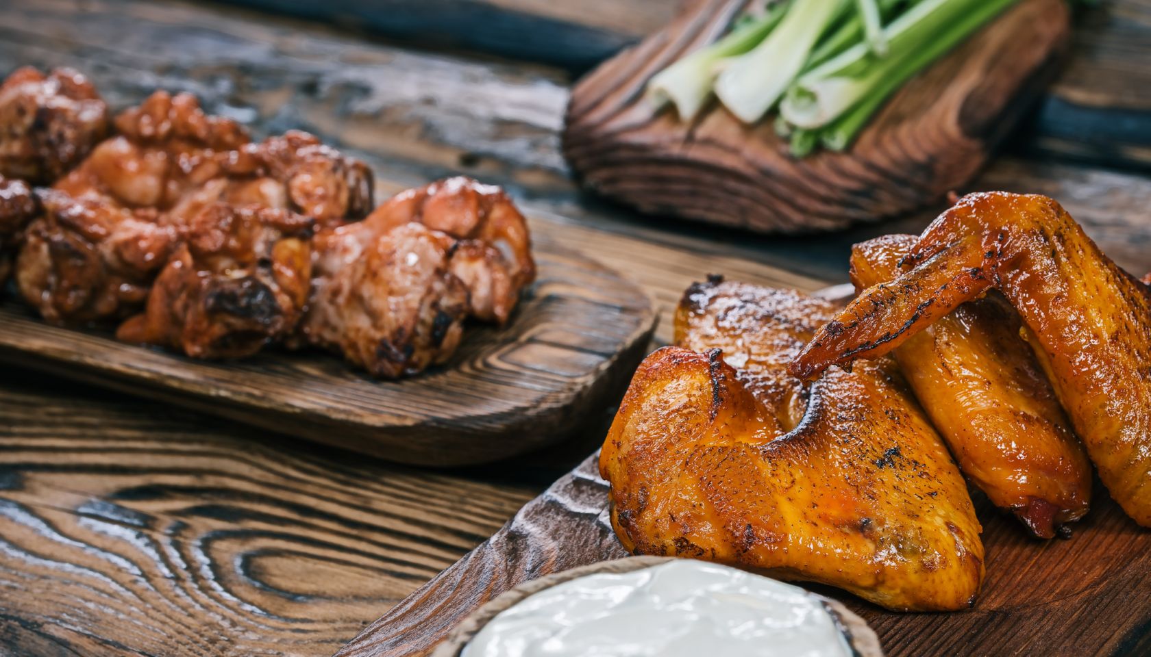 Chicken wings served on wood
