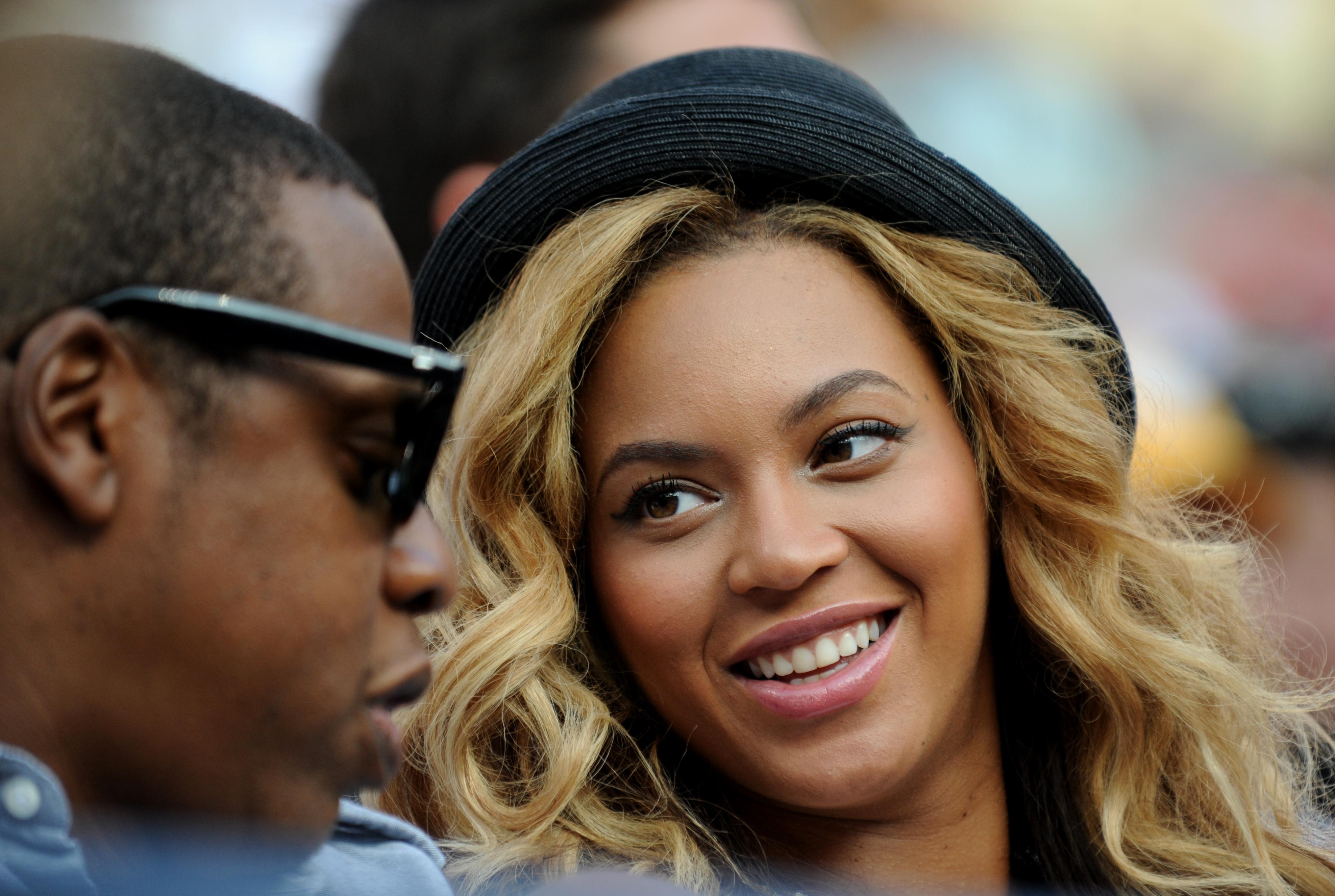 Entertainer Jay-Z (L) and wife Beyoncé (