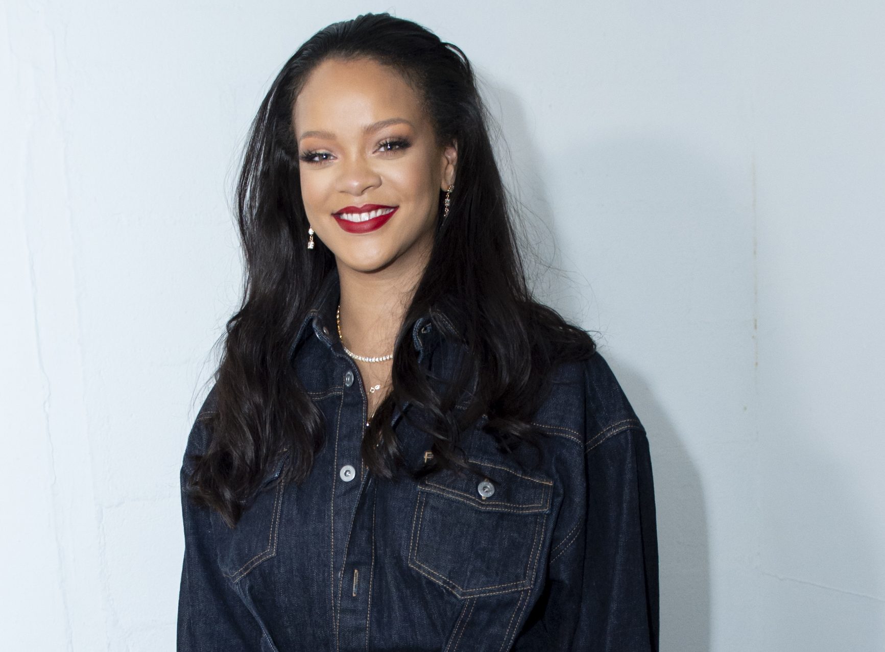 Rihanna Surprises Her Fans At The Opening Of The FENTY Pop Up Store